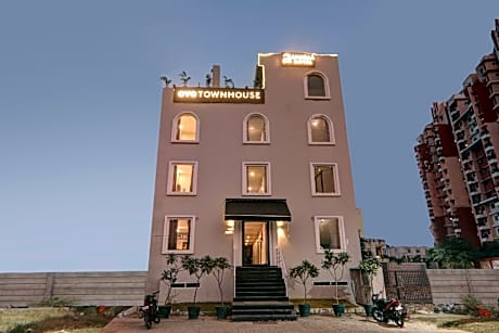 Super Townhouse Amaraa Hotel Near Phoenix Palassio