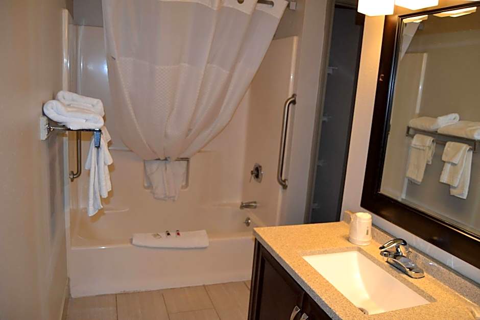 Days Inn and Suites by Wyndham Sikeston