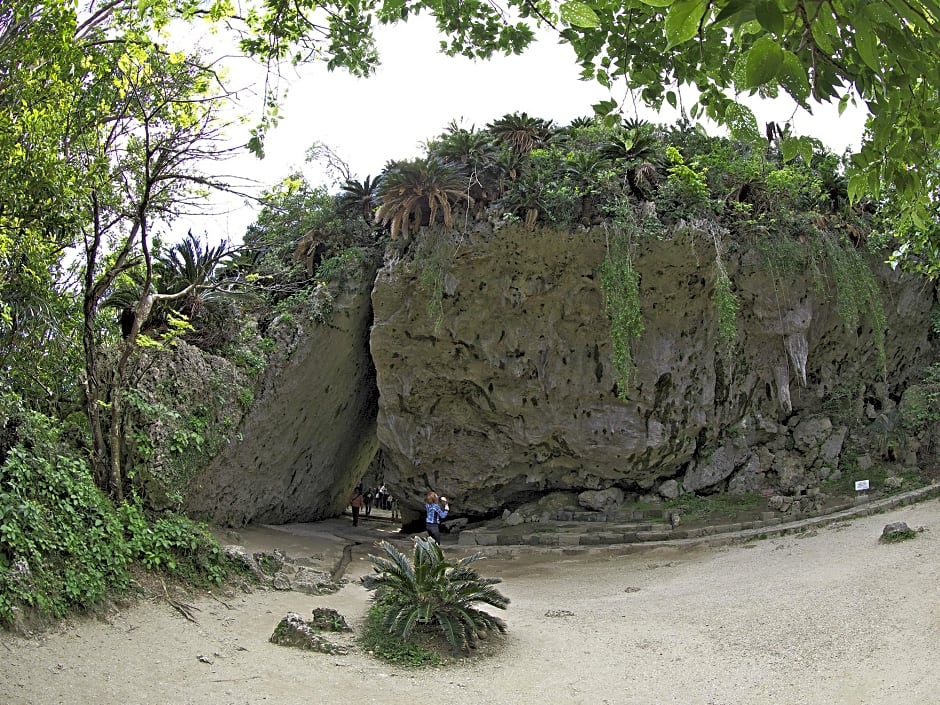 Okinawa Kariyushi Lch Izumizaki Kenchomae Hotel