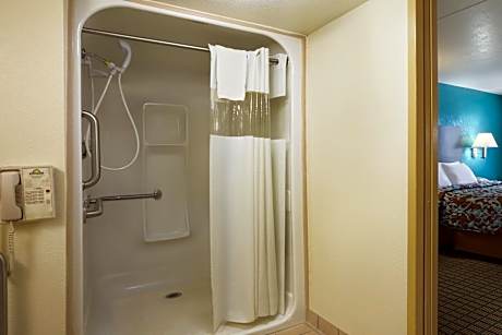 Queen Room - Disability Access/Non-Smoking