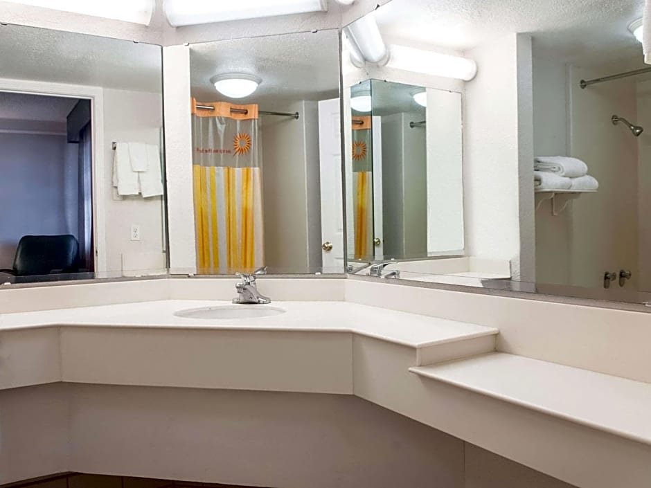 La Quinta Inn by Wyndham New Orleans Veterans / Metairie