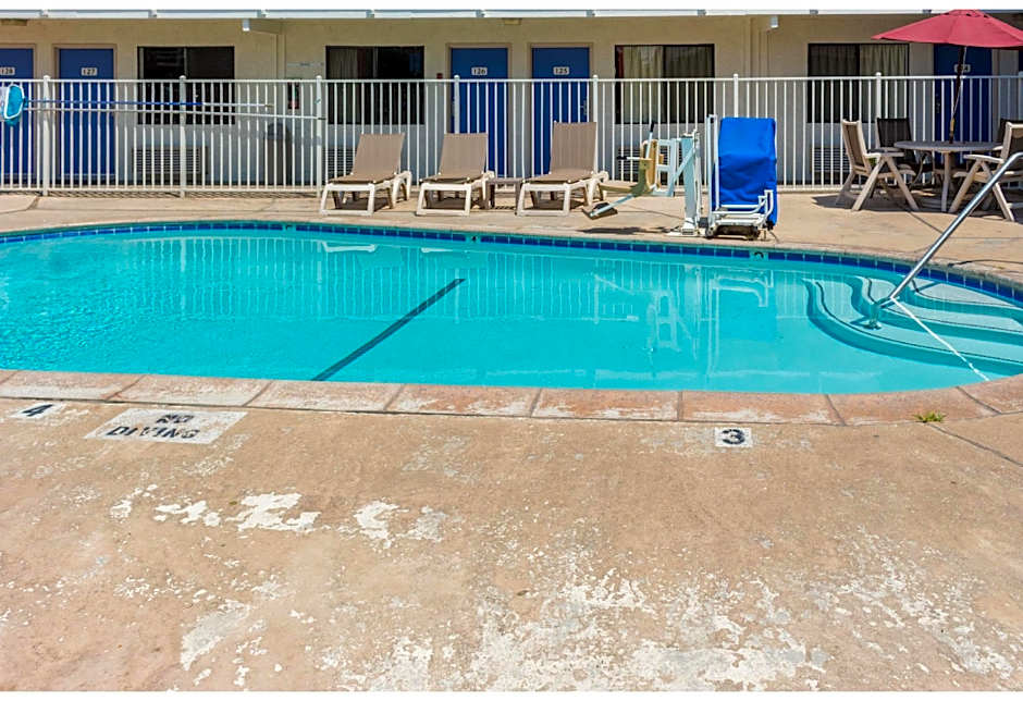 Motel 6-Bakersfield, CA - Convention Center