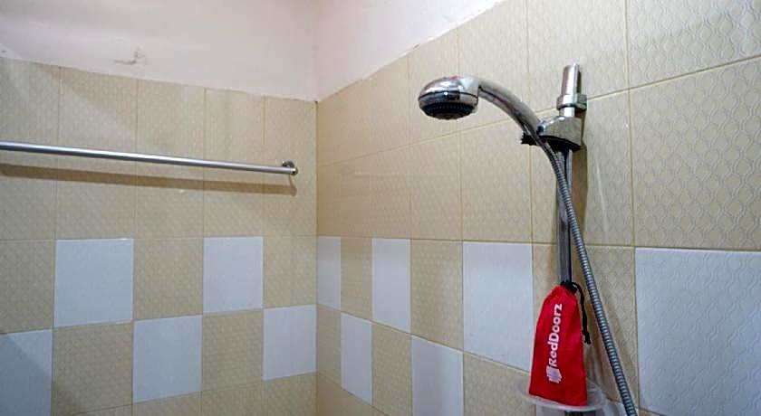 RedDoorz near Kendari Beach 2