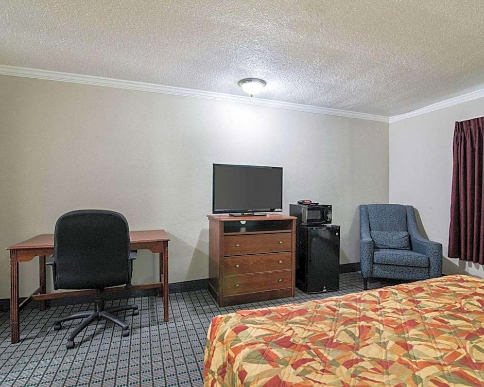 Rodeway Inn Syracuse Carrier Circle