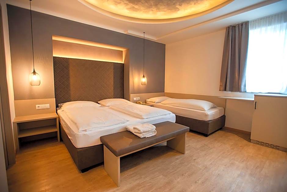 Photo 1 of 5 of Triple Room