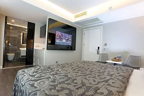 Deluxe Double Double Room