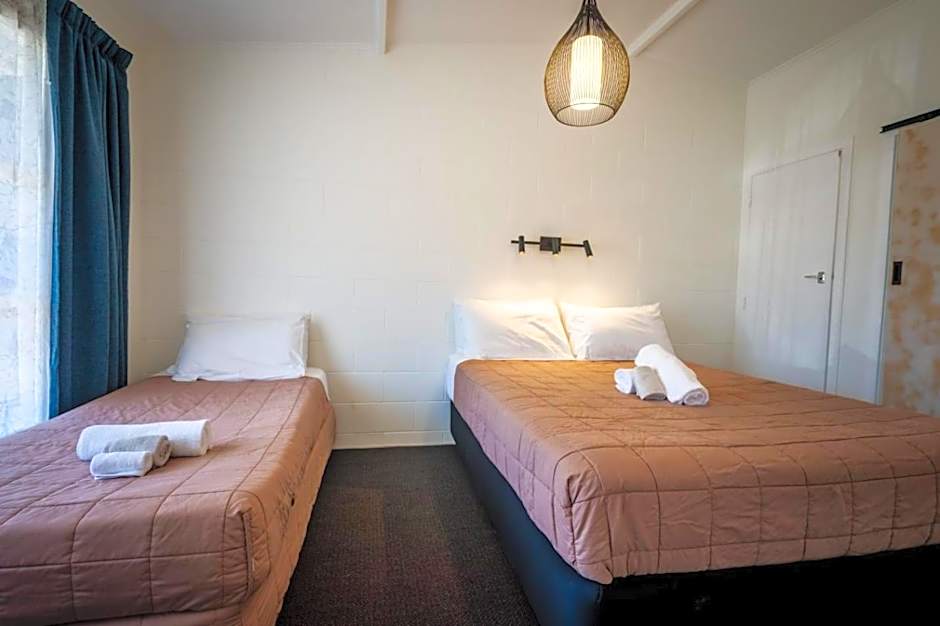 Frimley Lodge Motel - with Airport Shuttle service- Best Location in Town