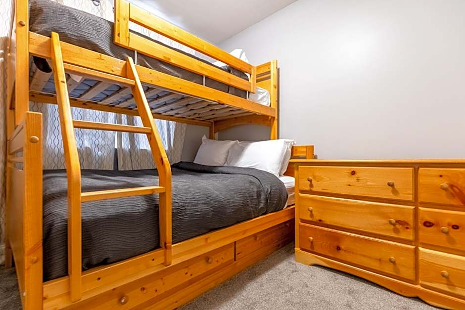 Ski In & 15 Minute Walk to the Lifts Hot Tub AC Pet Friendly