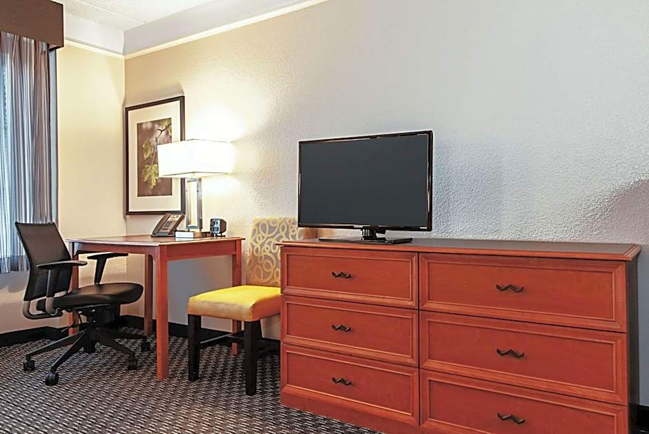 La Quinta Inn & Suites by Wyndham Ontario Airport