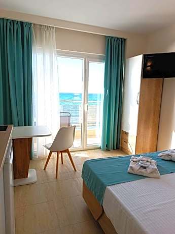 Navarino Luxe Suites