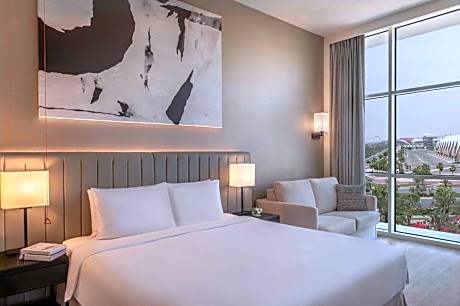 Deluxe King Room with Plaza View - Theme Park Access/Accessible