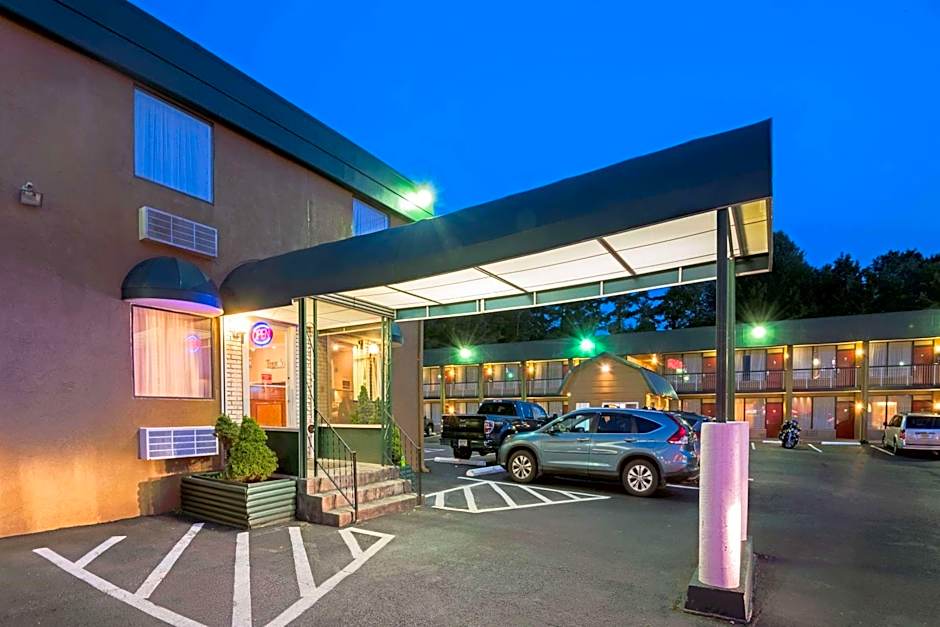 Photo 1 of 24 of Travelodge by Wyndham Beckley