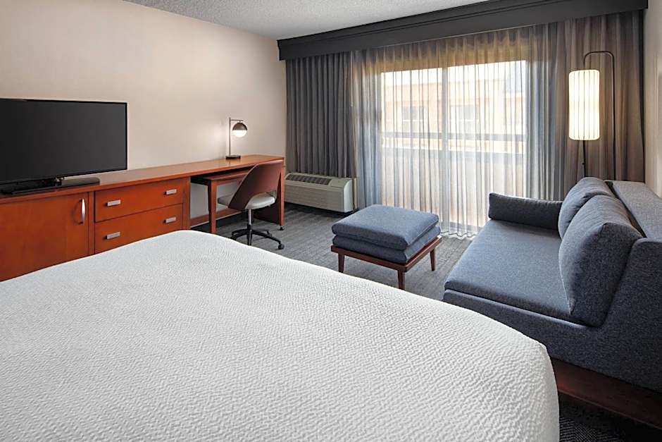 Courtyard by Marriott Bakersfield