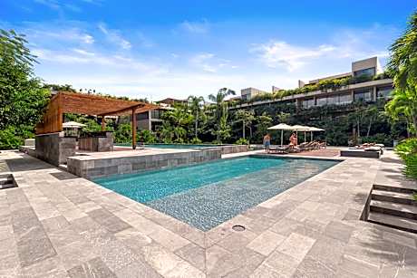 Apartment with Pool View