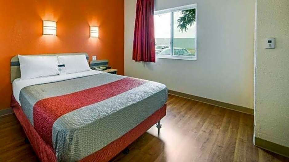 Motel 6-Brampton, ON - Toronto