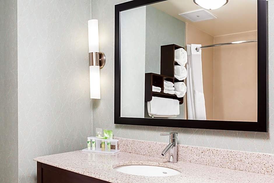 Holiday Inn Express & Suites Eureka By IHG