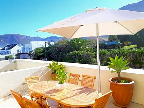 Hermanus Beachfront Lodge