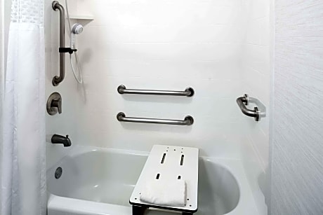 1 King Mobility/Hearing Access Tub Studio Ns