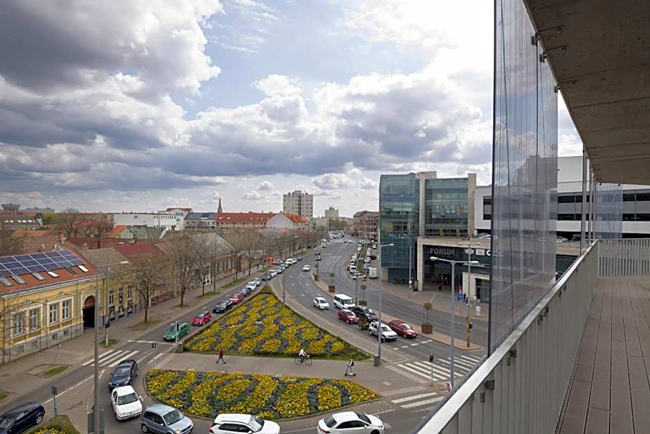 Parizs Garden Apartments