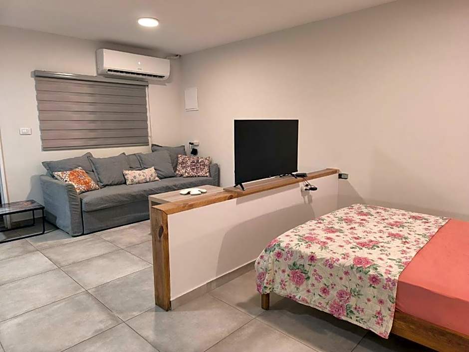 Michael's- A Lovely Studio Apartment