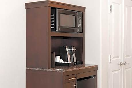 1 King Mobility/Hearing Accessible Ri Shwr