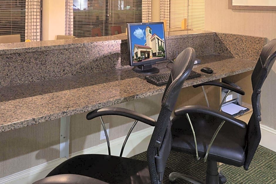 La Quinta by Wyndham Houston Stafford Sugarland