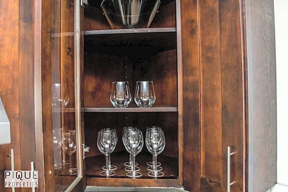 Tropical Oasis - King Beds - Free Netflix & Parking - Fast Wi-Fi