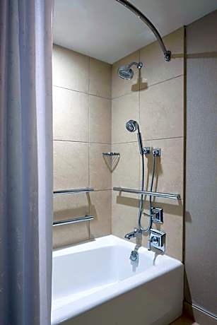 Traditional King Room with Adapted Tub - Mobility and Hearing Accessible