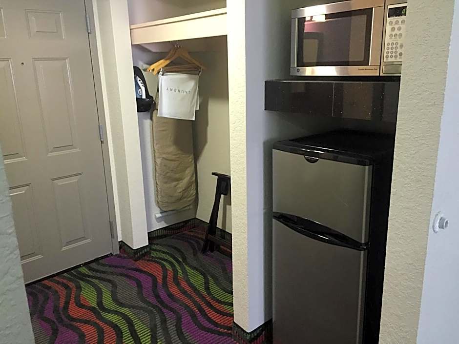 Days Inn & Suites by Wyndham Bonita Springs North Naples