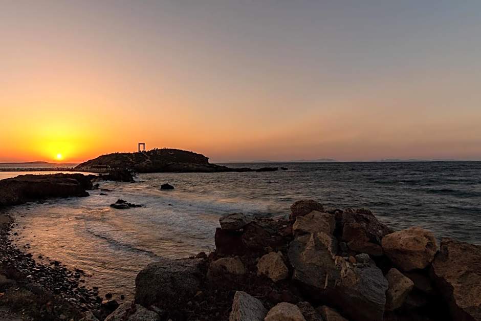 Portara Seaside Luxury Suites