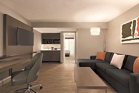 1 King Corner Ste Mobility Acess Roll-in Shwr Wifi Included-49in Tv-microwave-refrigerator Comp Cook