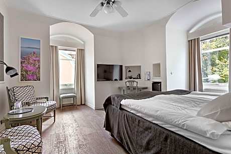 Junior Suite with King Bed - Non-Smoking