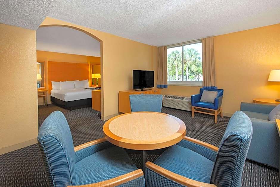 La Quinta Inn & Suites by Wyndham Deerfield Beach I-95