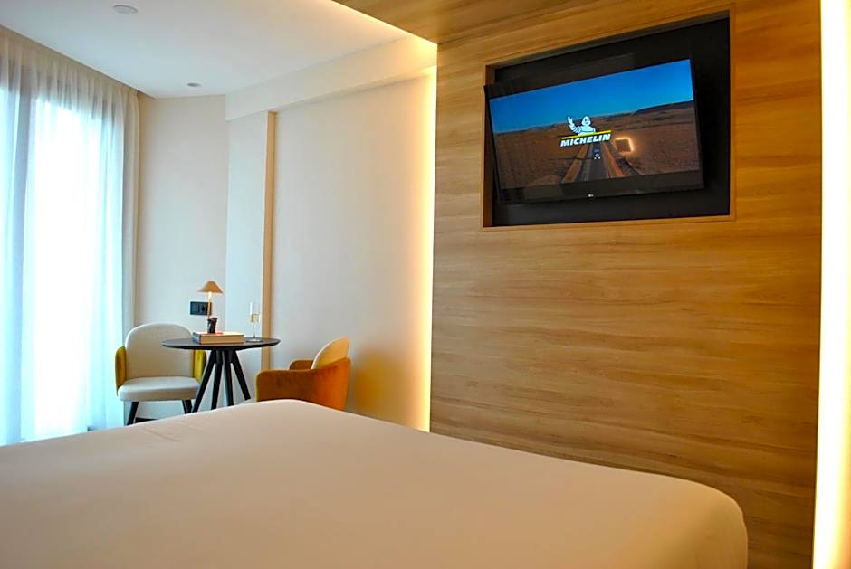 1 King Bed, Balcony — 7 fotoğraftan 1. fotoğraf