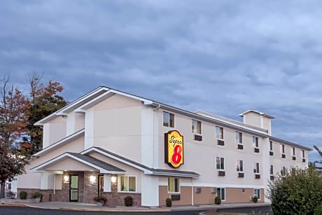 Super 8 by Wyndham Latham - Albany Airport
