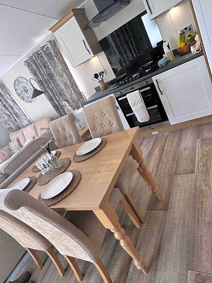 Lakeside Dorchester Lodge - Hot Tub with Fishing Peg