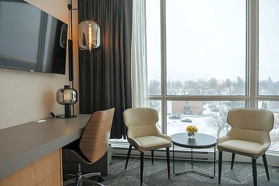 Clarion Lakeside Inn & Conference Centre