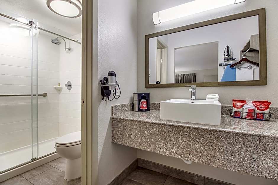 Red Roof PLUS+ Dallas - Addison