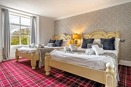 King-Family-Ensuite with Shower-Lake View-3 Blueberry Room