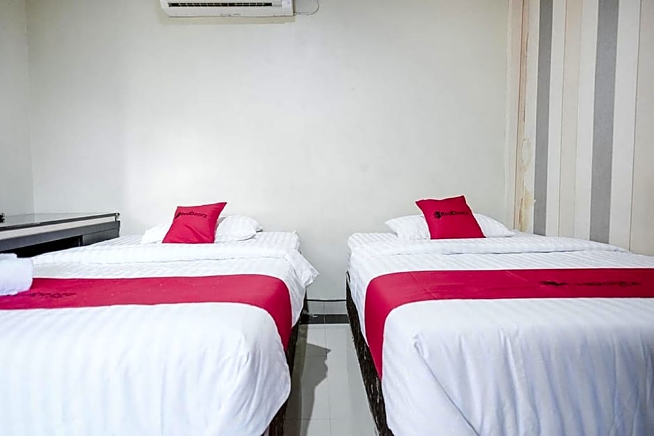 RedDoorz Syariah near Jamtos Jambi 2