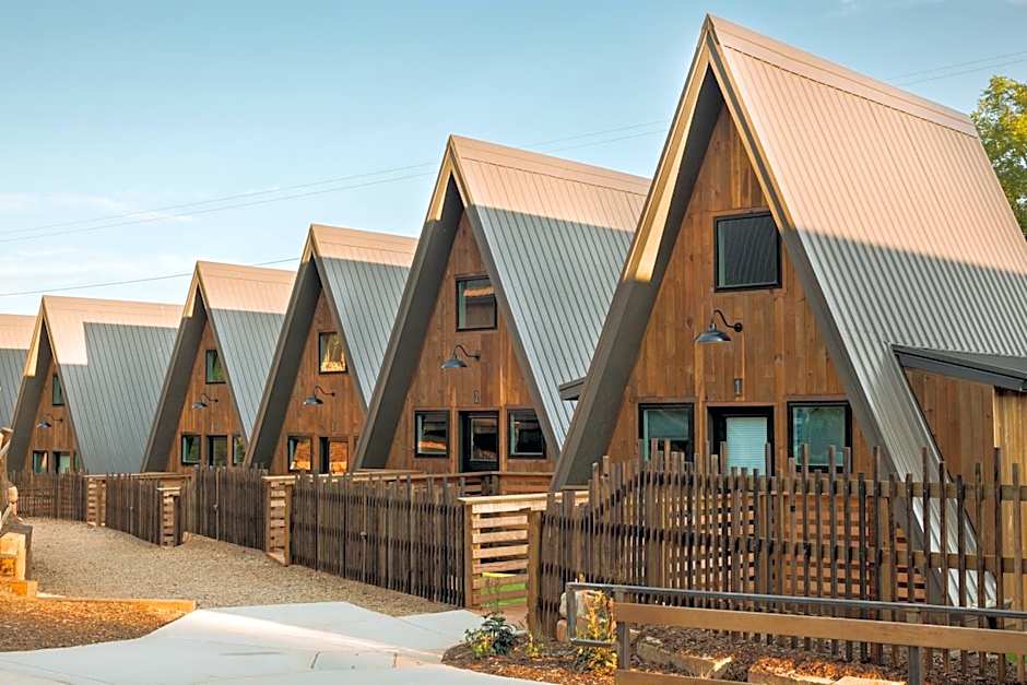 Wrong Way River Lodge & Cabins