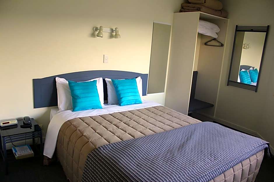 Baycourt Lakefront Motel