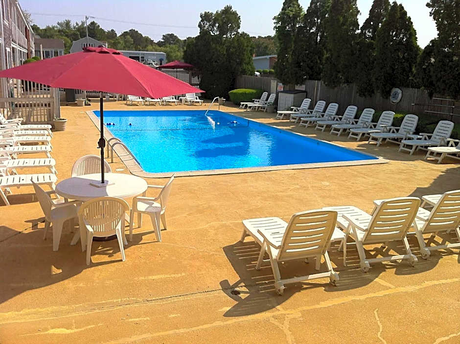 Holiday Hill Inn & Suites