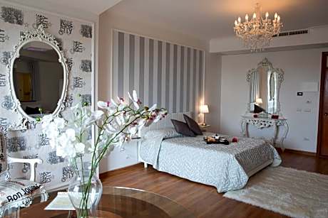 Queen Suite with Spa Bath