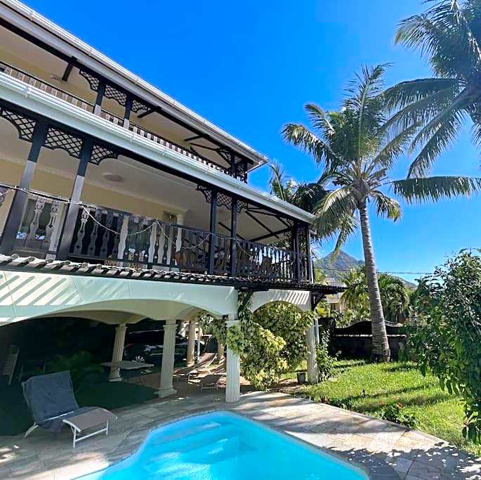 Villa Aglaia mit Pool, Garten und Palmen