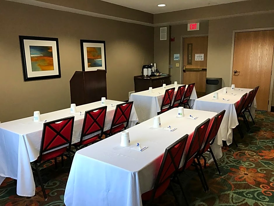 Holiday Inn Express and Suites St. Cloud, an IHG Hotel