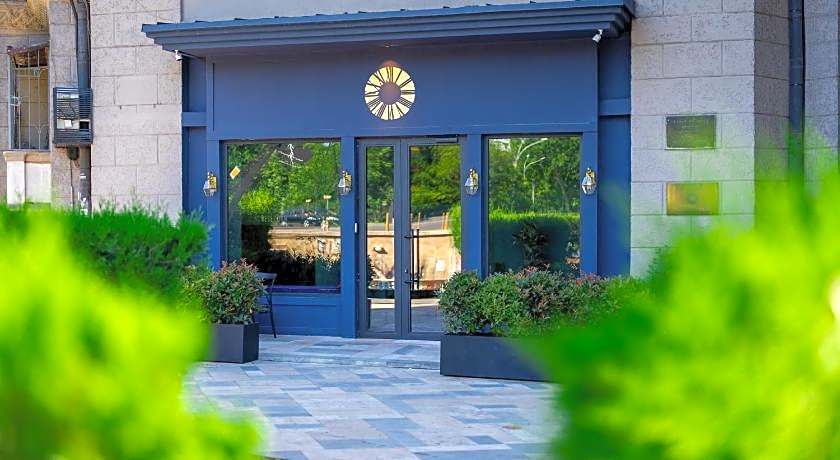 Zorba&Bond Hotel on the 8th