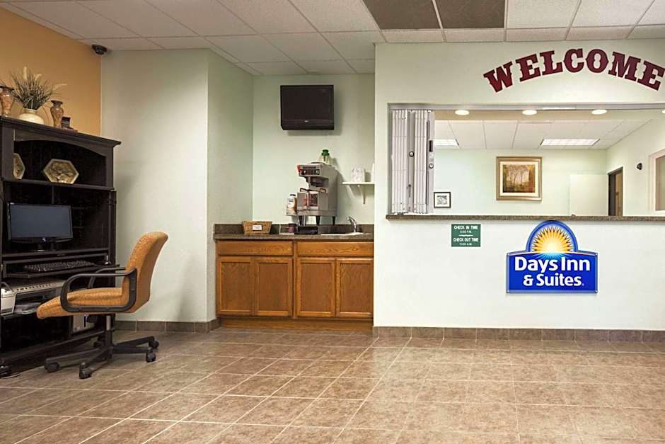 Days Inn & Suites by Wyndham Columbus NE