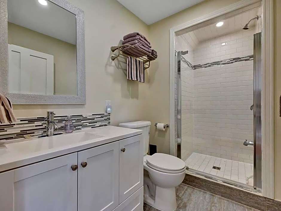 Wind & Waves - Wellington waterfront with Satellite TV & fire pit