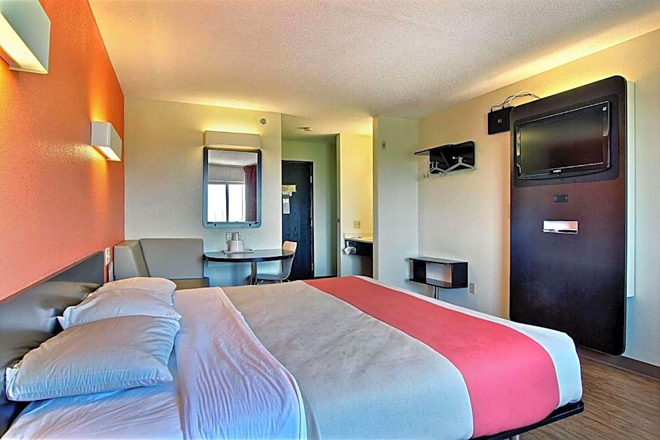 Photo 1 of 4 of Deluxe 1 Queen Bed